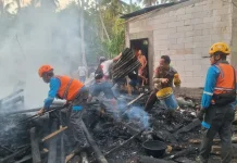 Polsek Dua Boccoe dan Warga Bergerak Cepat Padamkan Kebakaran Rumah