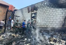 Prajurit Yonarmed 21/Kawali Bantu Padamkan Kebakaran Rumah di Bone