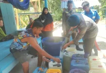 Hadapi Kekeringan, Brimob Polda Sulsel Distribusikan Air Bersih di Wajo