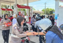 Antrean BBM di Soppeng, Polwan Bagikan Air Minum