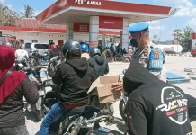 Antre BBM Berjam-jam, Polsek Sinjai Timur Bagikan Air ke Pengendara