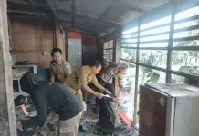 Bhabinkamtibmas Soppeng Bantu Bersihkan Puing Kebakaran