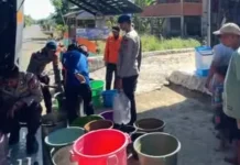 Musim Kemarau, Brimob Bone Salurkan Air Bersih untuk Warga Pasaka