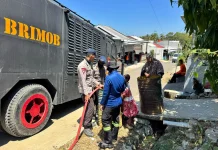 Tim SAR Brimob Salurkan Air Bersih ke Warga Desa Lempa Wajo