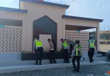 HUT Lantas ke-71, Satlantas Polres Soppeng Bersihkan Masjid
