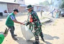Sambut HUT ke-81 TNI, Kodim Bone Bersihkan Pasar Manera
