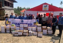 Diskominfo Bone Salurkan Bantuan Kebutuhan Pokok Korban Kebakaran Sanrangeng