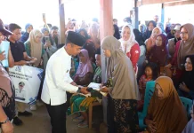 Bupati Bone Salurkan Bantuan Rp165 Juta untuk 13 Korban Kebakaran di Dua Boccoe