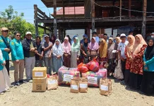 Kemenag Bone Salurkan Bantuan untuk 13 KK Korban Kebakaran