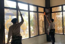 Jumat Bersih, Batalyon C Pelopor Bersihkan Masjid Babul Ikhlas