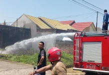 Pembakaran Sampah Picu Kebakaran Lahan di Tanete Riattang