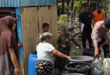 Kekeringan Melanda Wajo, Brimob Salurkan Air Bersih untuk Warga