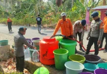 Warga Wajo Kesulitan Air, Brimob Salurkan Bantuan
