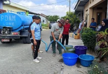 Kemenag Bone Salurkan Dua Tangki Air Bersih ke Warga BTN Be One Residence