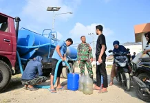 Kodim Bone Salurkan 3.000 Liter Air Bersih di Perumahan Biru Bone