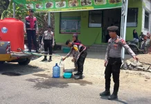 Polres Sinjai Salurkan Air Bersih untuk Warga Terdampak Kemarau di Pasimarannu