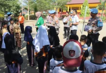 Polres Soppeng Bagikan Al-Qur’an untuk Siswa SDN Kampiri