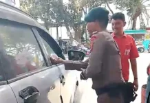 Antrean SPBU Adem, Brimob Bone Bagikan Minuman