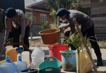 Brimob Terus Salurkan Air Bersih untuk Warga Wajo Terdampak Kekeringan