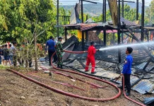 Babinsa dan Warga Gerak Cepat Padamkan Kebakaran Rumah di Marioriwawo