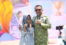 Bupati Bone Hadiahi Motor Listrik Dua Anak Yatim Piatu