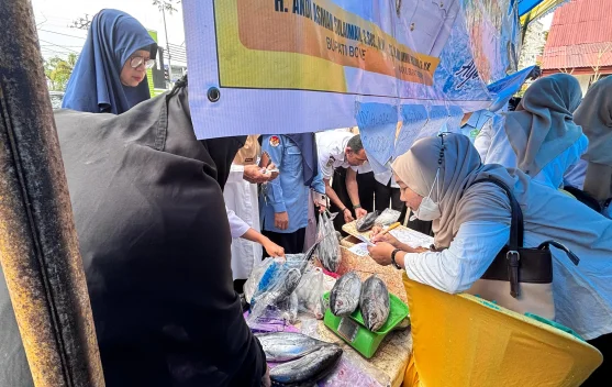 Warga Berburu Ikan Murah di Gerakan Pangan Bone