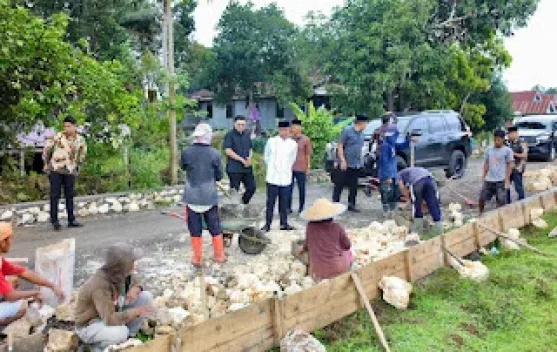 Bupati Bone Tinjau Pengaspalan Jalan di Desa Selli