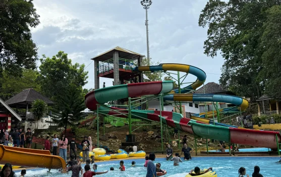 Hujan Deras, Warga Tetap Padati Wisata Tanjung Pallette