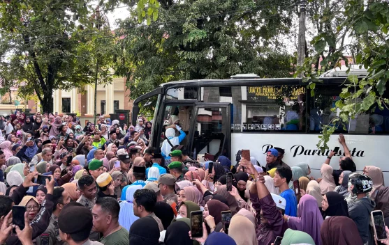 Suasana Haru Iringi Keberangkatan Jemaah Haji Sinjai