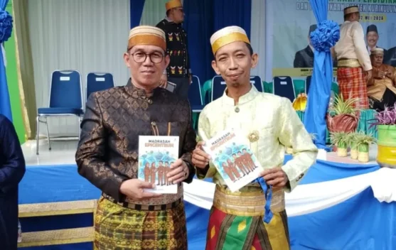Kepala MIN 4 Bone Serahkan Buku 'Madrasah Epicentrum' ke Kabid Penmad Sulsel
