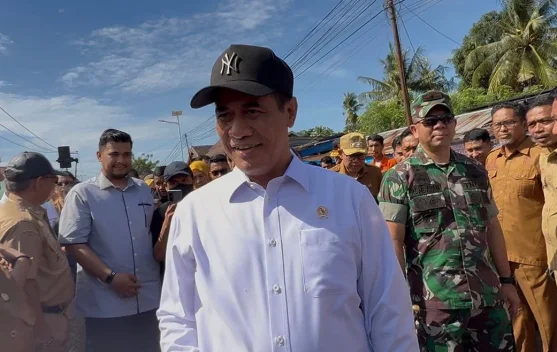 Mentan Amran Sulaiman Salurkan 33 Truk Bantuan Pangan untuk Korban