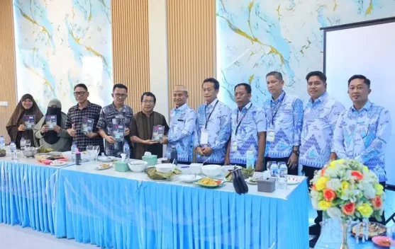 Bupati Bone Serahkan Buku "BupASS: Jalan Pengabdian" ke Perwakilan KKMB Gorontalo
