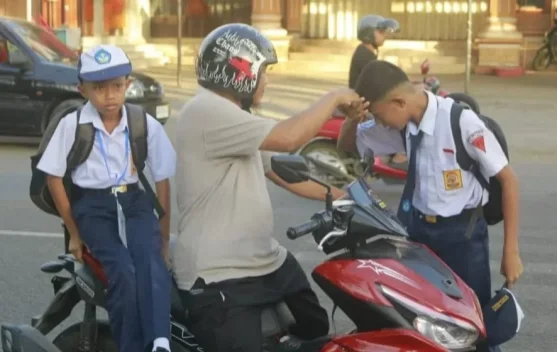 Gerakan Ayah Antar Anak Warnai Hari Pertama Sekolah di Sinjai