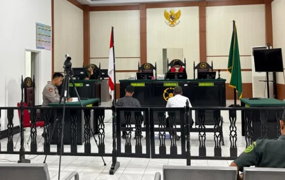 Penyidik Tipiring Polres Soppeng Hadiri Sidang Penganiayaan, Bacakan Dakwaan
