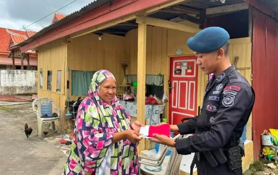 Sambut HUT RI, Batalyon C Pelopor Bagikan Bendera Merah Putih untuk Warga
