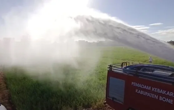 Pemkab Bone Kerahkan Damkar Suplai Air ke Sawah Kering