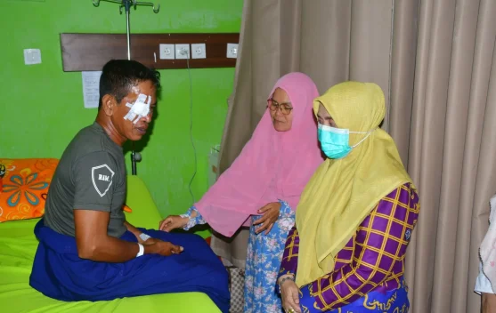 Bupati Sinjai Jenguk Petugas Damkar yang Alami Kecelakaan Kerja