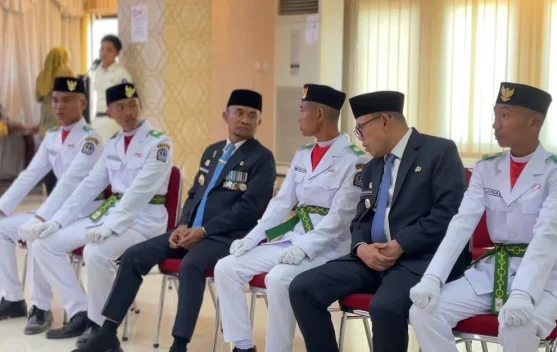 Momen Haru Pengukuhan Paskibraka Bone, Bupati-Wabup Dampingi Siswa Tanpa Orang Tua
