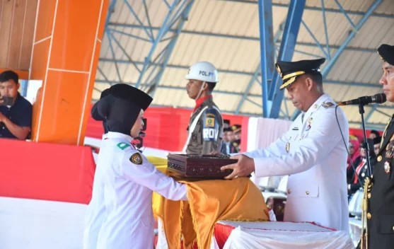Wabup Sinjai Pimpin Upacara Penurunan Bendera HUT RI di Alun-alun Sinjai Bersatu