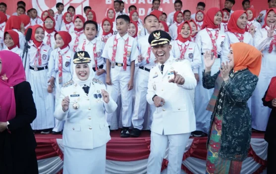 Kompak, Bupati dan Wabup Sinjai Bernyanyi Bersama Ratusan Pelajar Aubade HUT RI