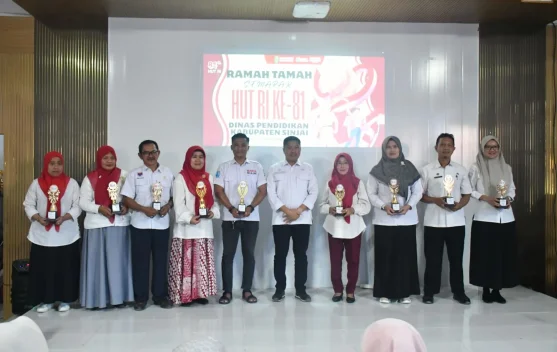 Dinas Pendidikan Sinjai Serahkan Hadiah Kepada Pemenang Lomba Semarak HUT RI