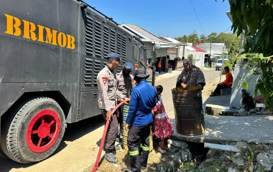 Tim SAR Brimob Salurkan Air Bersih ke Warga Desa Lempa Wajo
