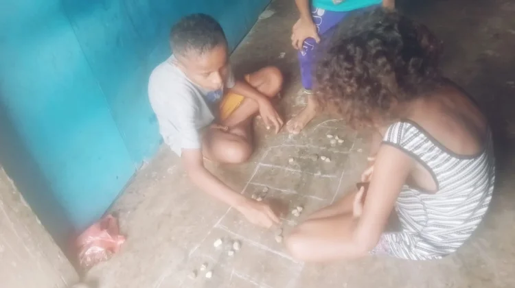 Congklak  Ala Anak Kampung tanpa Papan kayu