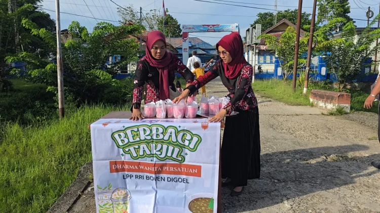 DWP LPP RRI Boven Digoel Bagikan Takjil kepada Pengguna Jalan