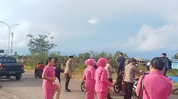 Bhayangkari dan Polres Boven Digoel Bagikan Takjil Gratis di Perempatan Titik Nol