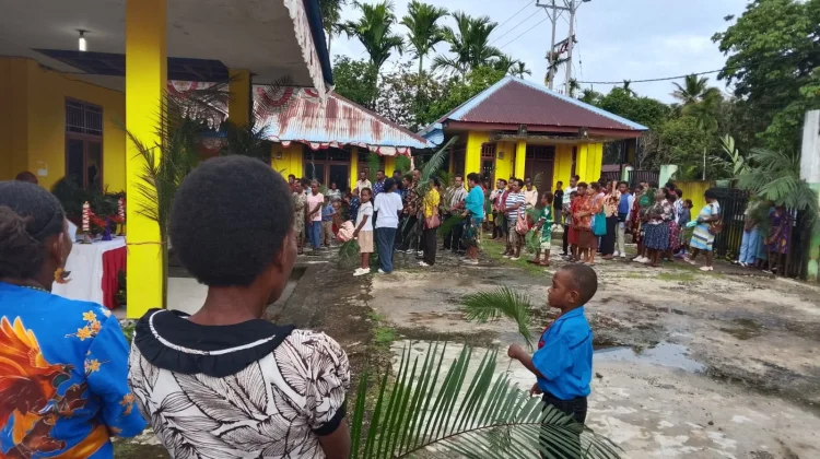 Umat Katolik Stasi Gereja St Theresia  Awali Pekan Suci dengan Perayaan Minggu Palm