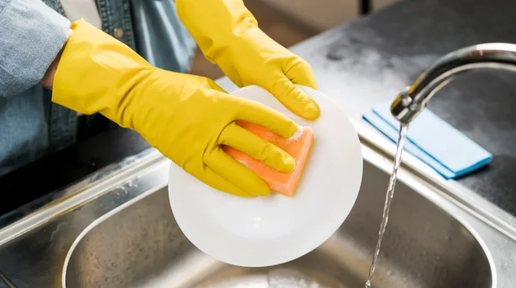 Tips Cuci Piring Efektif dan Higienis, agar Dapur tetap Nyaman