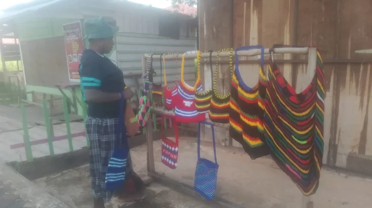 Penjual Noken di Boven Digoel Kesulitan tempat Jualan Tetap
