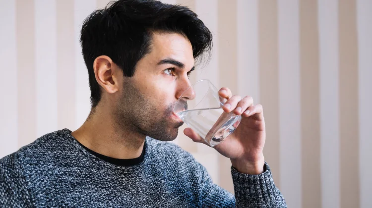 Kebiasaan Minum Air Putih yang Sering Diabaikan Banyak Orang