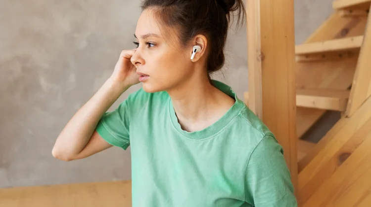 Pemakaian earphone terlalu lama dapat ganggu pendengaran.